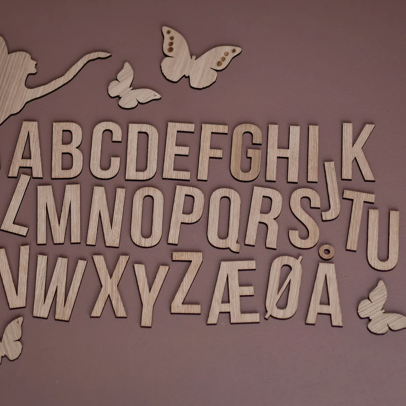 Buchstabe I Helles Eichenholz